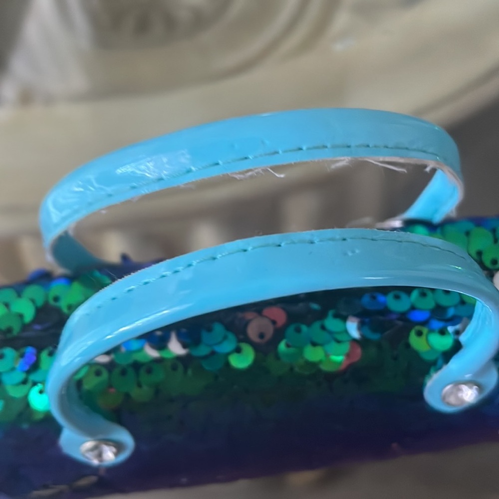 LIMITED TOO SUNGLASSES AND CASE - Picture 4 of 4